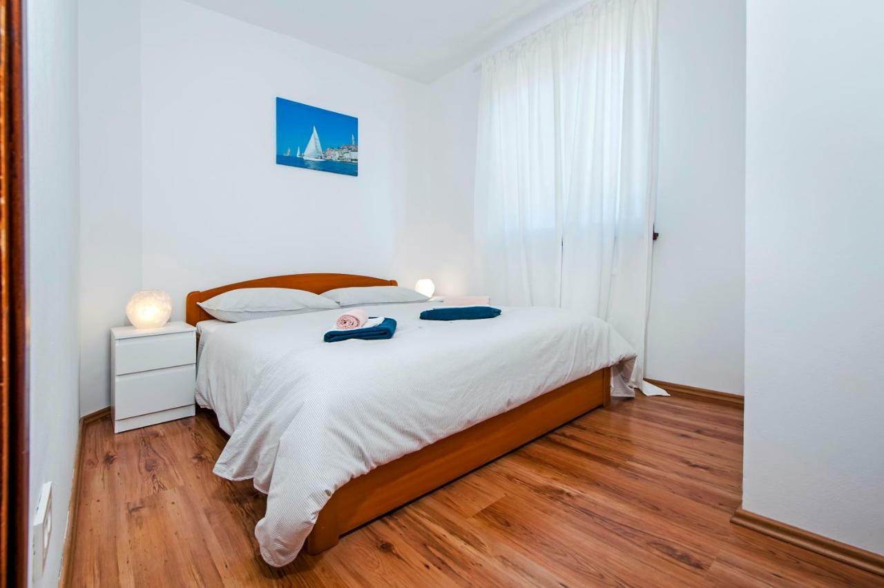 Apartment Thalassa Rovigno Esterno foto