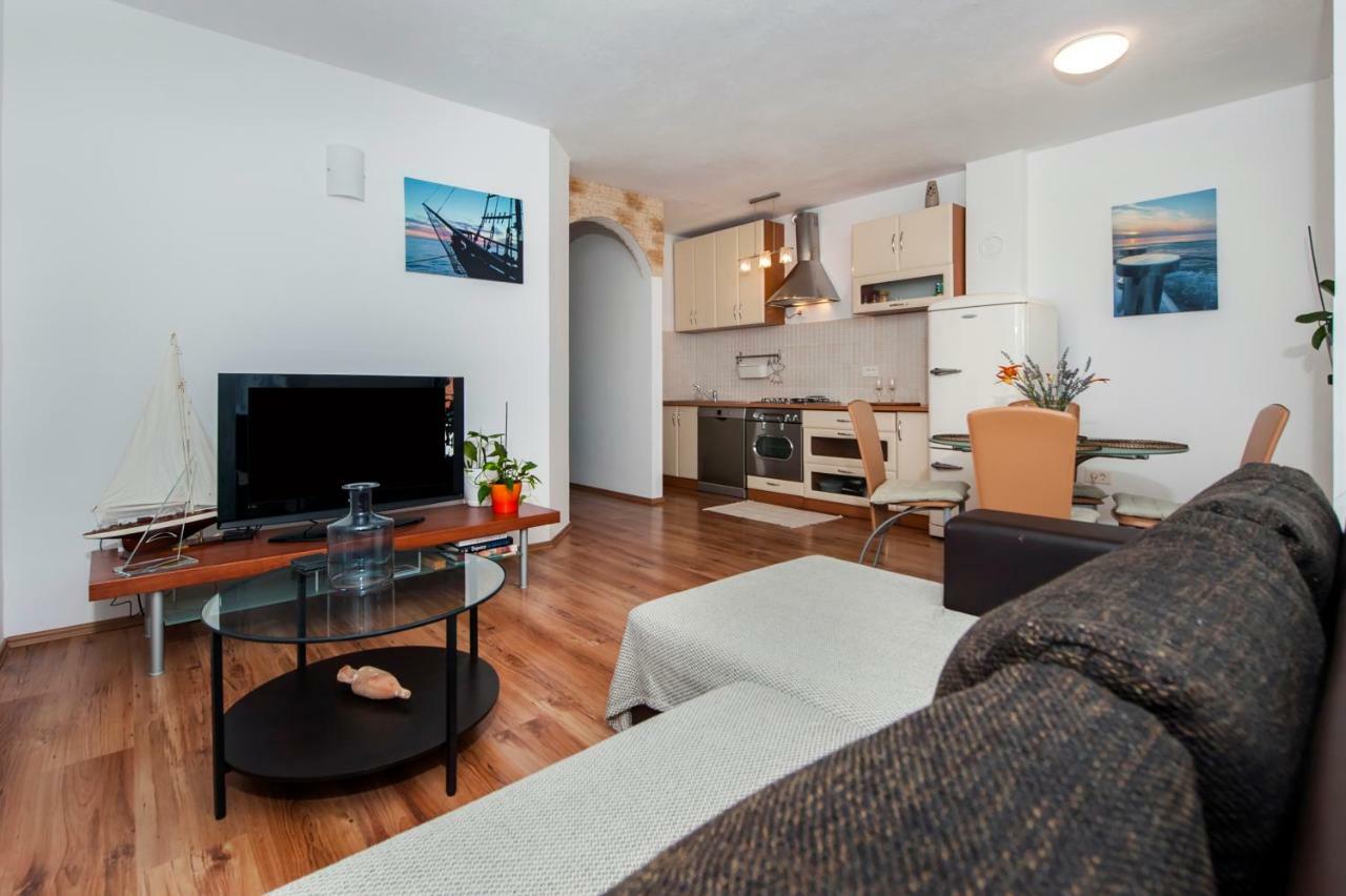 Apartment Thalassa Rovigno Esterno foto