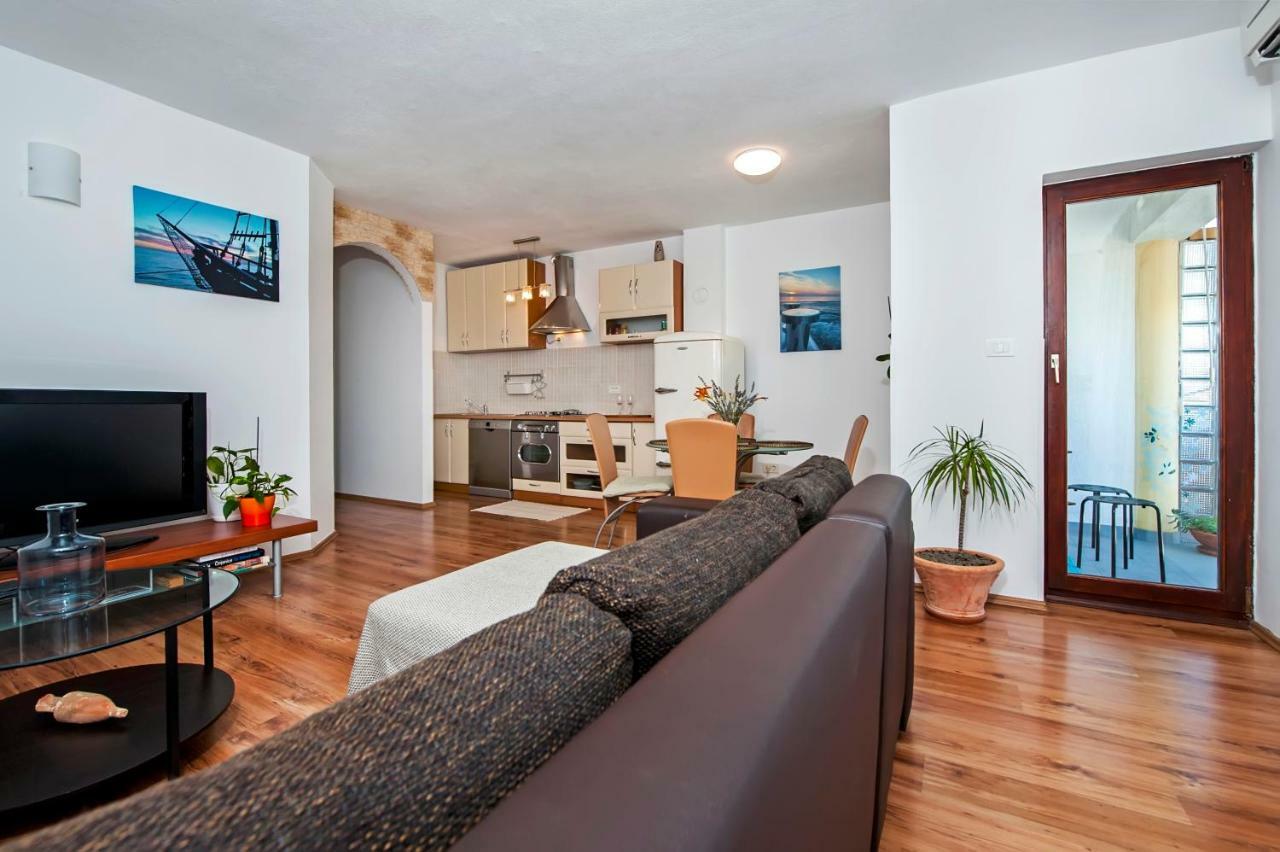 Apartment Thalassa Rovigno Esterno foto